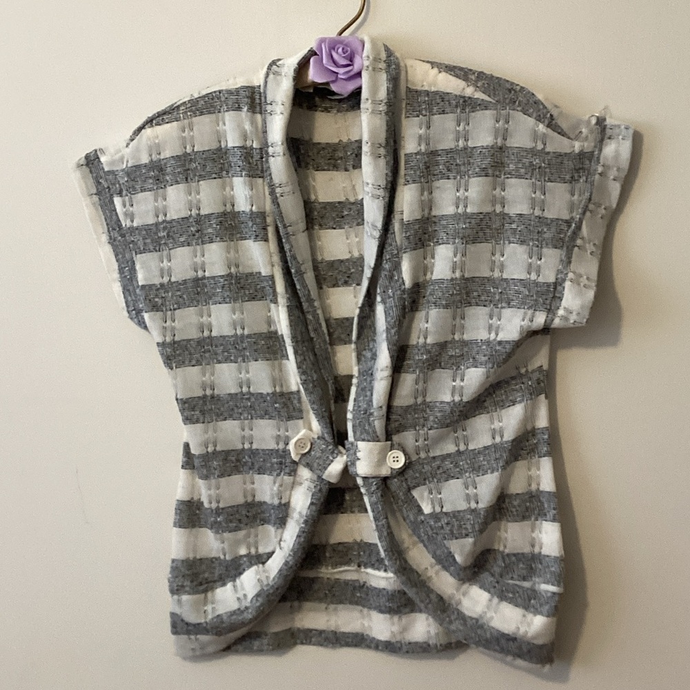 Suzy shier short sleeve top. Size Medium gray and white